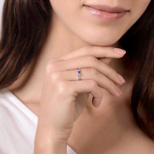 Pierścionek zaręczynowy SAVICKI: białe złoto, niebieski szafir, diamenty